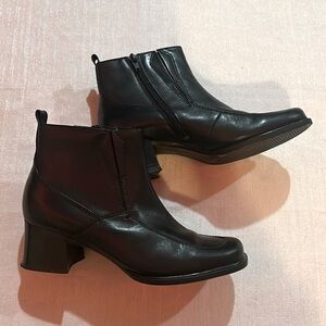 Borreli Women’s ‘Georgia’ Style Black Heeled Ankle Booties w/   Design Size 9